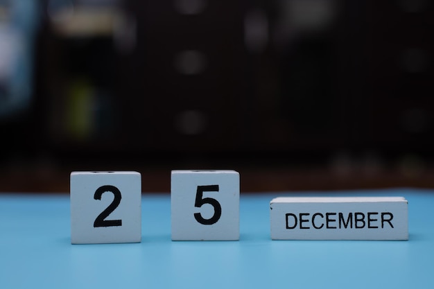 12월 25일 숫자 큐브가 있는 흰색 빈티지 나무 달력 디자인