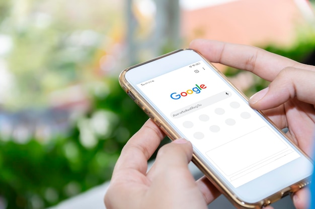 写真 2019年12月31日タイバンコクアジアの女性がスマートフォンからgoogle検索エンジンに入力していますgoogleは世界最大のインターネット検索エンジンです