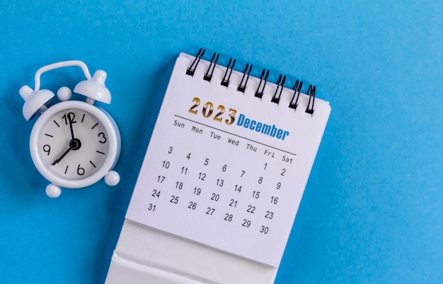 декабрьский календарь на 2023 год на цветном фоне Планирование на каждый день