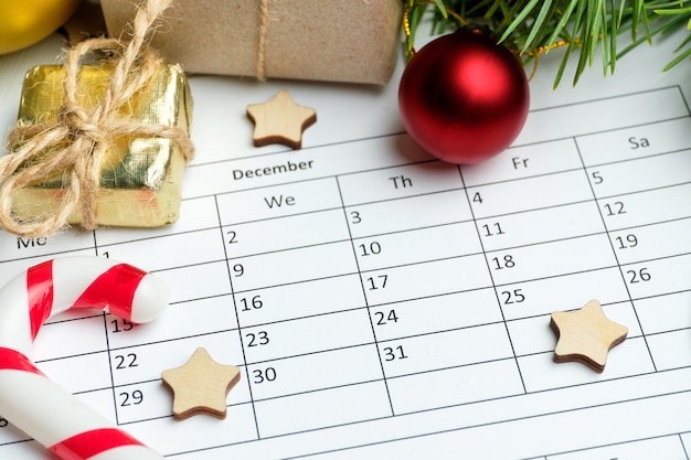 Foto calendario di dicembre e decorazioni natalizie