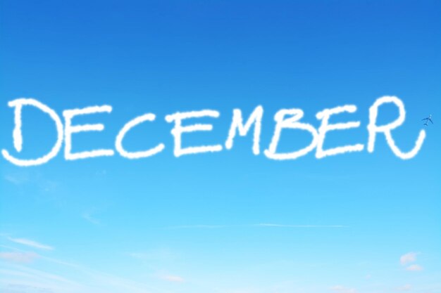 December geschreven in de lucht met contrails