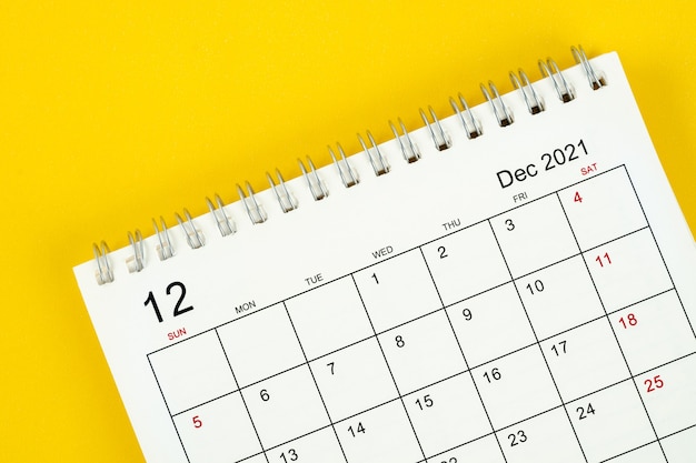 Decembermaand, Kalenderbureau 2021 voor organisator tot planning en herinnering op gele achtergrond.