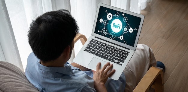 最新のコンピューター画面上の分散型金融または DeFi の概念 DeFi システムは、投資とお金の節約の新しい選択肢を提供します