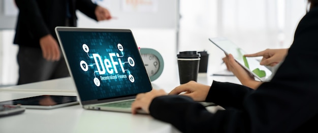 現代のコンピューター画面での分散型ファイナンスまたはDeFiコンセプト