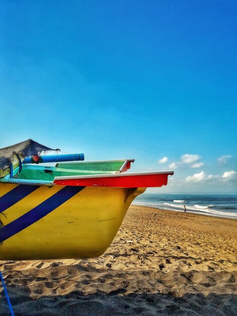 Foto sedie a sdraio sulla spiaggia contro il cielo blu