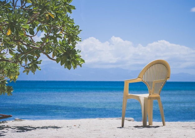 Photo deck chairs on beach against blue sky