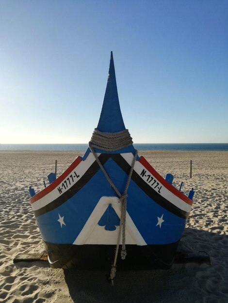 Foto sedie a sdraio sulla spiaggia contro un cielo blu limpido