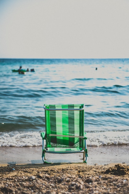 Photo deck chairs on beach against clear sky