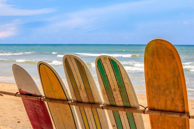 Photo deck chairs on beach against sky