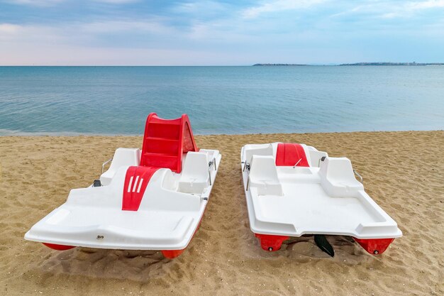 Foto sedie a sdraio sulla spiaggia contro il cielo