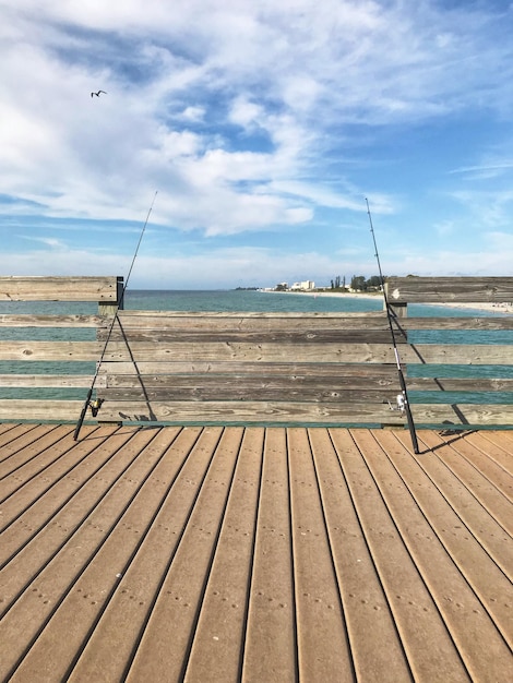 Photo deck chairs on beach against sky