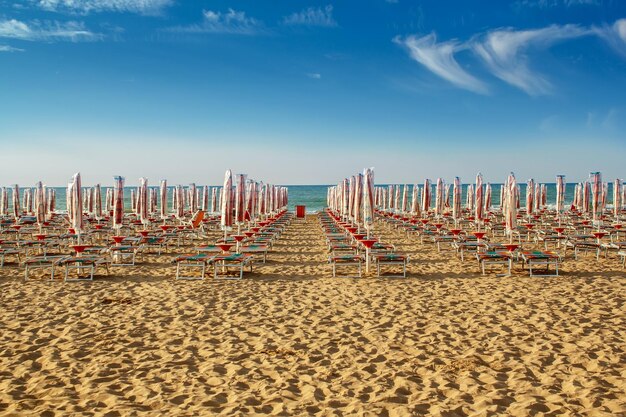 Foto sedie a sdraio sulla spiaggia contro il cielo