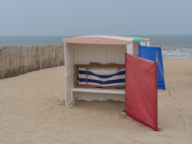 Foto sedie a sdraio sulla spiaggia contro il cielo