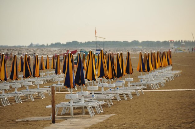 Foto sedie a sdraio sulla spiaggia contro il cielo