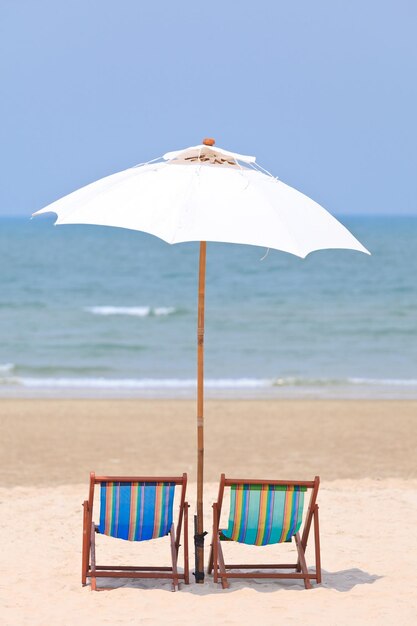 Photo deck chairs on beach against sky