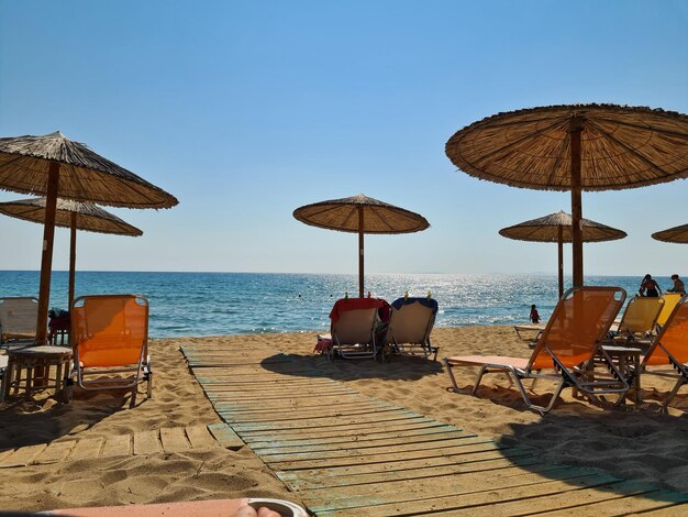 Фото Лежачие стулья на пляже на фоне ясного неба