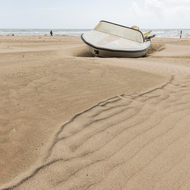 Photo deck chairs on sand at beach against sky