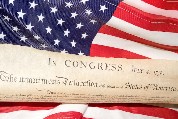 Photo declaration of independence 4th july 1776 on usa flag