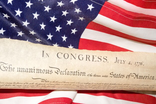 Photo declaration of independence 4th july 1776 on usa flag