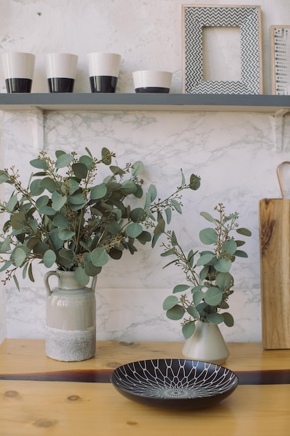 Foto decor in een moderne keuken eucalyptus takjes in vazen