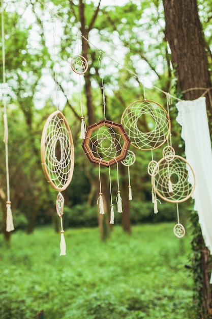 Decor met dromenvangers op een groene bosachtergrond