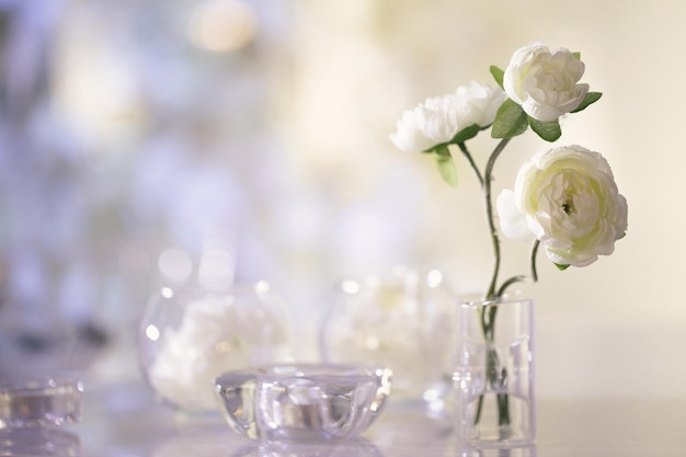 写真 レストランでの結婚披露宴での白い花の装飾