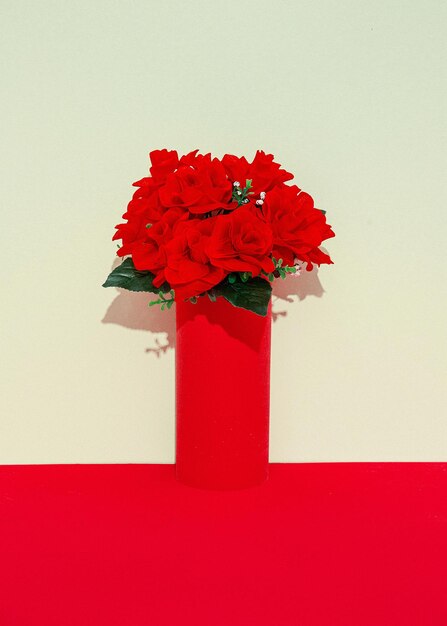 꽃병에 붉은 꽃을 장식하십시오. 정물 미니멀 장면. 꽃, 봄, 여름, 인사말 카드, 초대 개념.