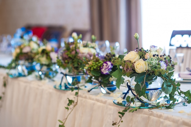 Decor van bloemen op de bruid en de bruidegom van de huwelijkslijst