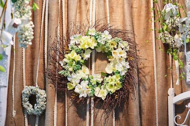 Decor van bloemen op de huwelijksceremonie in restaurant