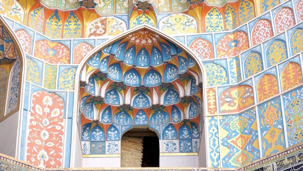 Foto decor van geglazuurde tegels in een madrasah in buchara