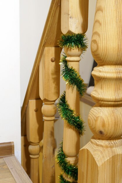 写真 手すり子の周りの屋根裏部屋の緑の見掛け倒しへの階段を新年に飾る