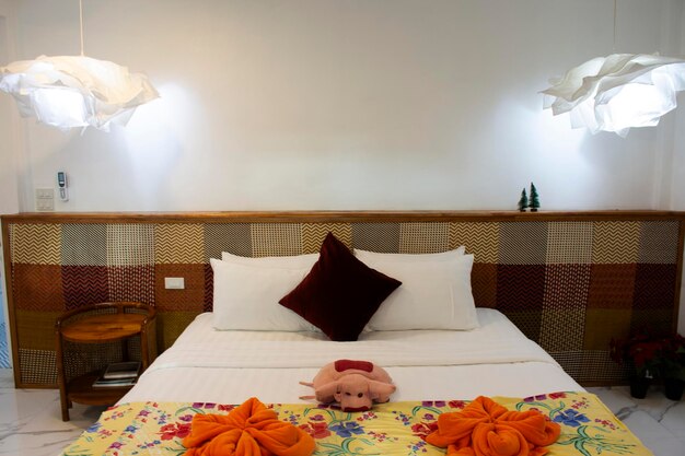 Украсьте внутреннюю мебель в современном стиле роскошной спальни с двуспальной кроватью для тайских гостей и клиентов, которые посещают отдых и отдых в семье курортного отеля в Тале Ной в Пхатталунге, Таиланд.