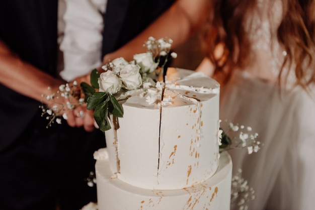 花で飾られた白い裸のケーキ、結婚式、誕生日、イベントのための素朴なスタイル。