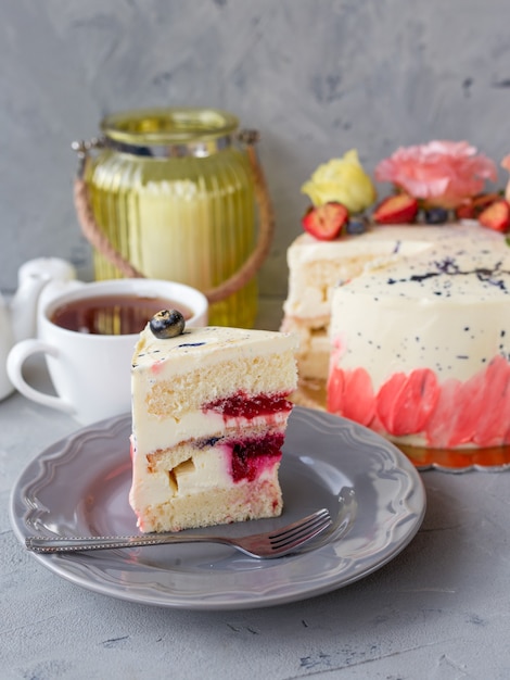 Torta nuda decorata da fiori bianchi. dolci decorati con frutti di bosco freschi e fiori per le vacanze