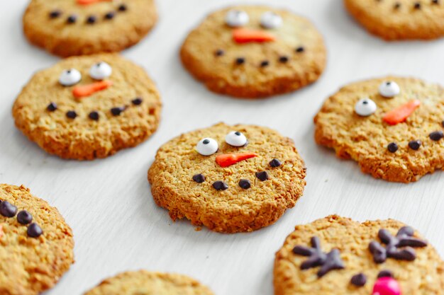 Foto biscotti di natale decorati con pupazzo di neve. avvicinamento