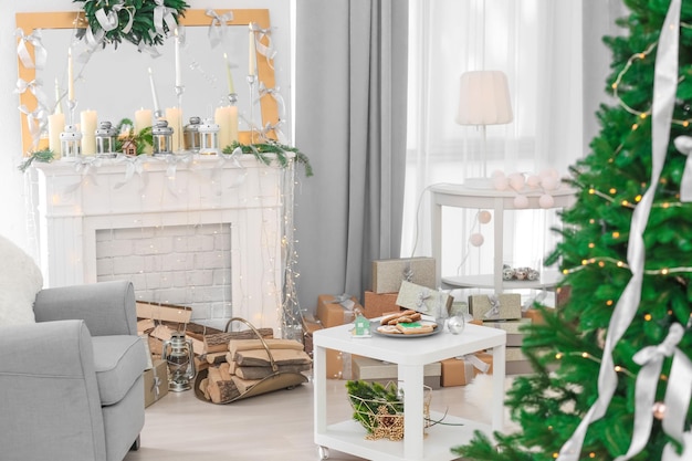 아름다운 전나무로 장식된 크리스마스 방