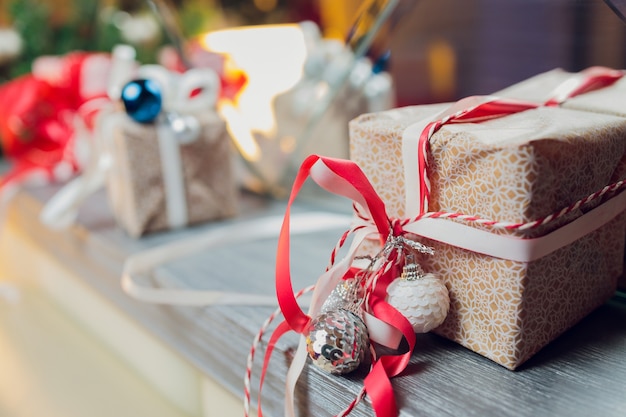 Albero di natale decorato su sfondo sfocato, scintillante e fatato