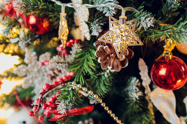 Albero di natale decorato su sfondo sfocato, scintillante e fatato