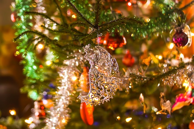 Albero di natale decorato. sfondo luminoso scintillante festivo