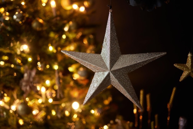 背景をぼかした写真のクリスマス ツリー ゴールドの装飾