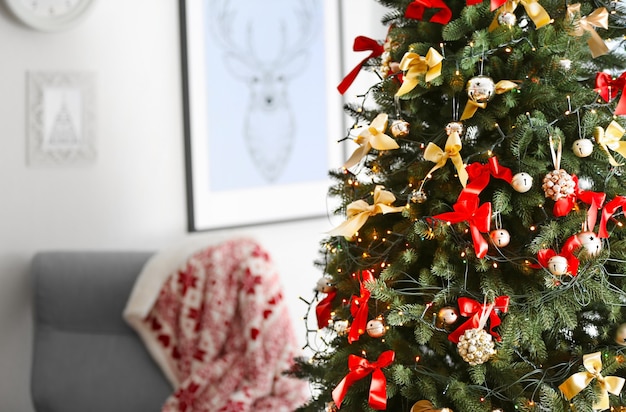 Albero di natale decorato a casa