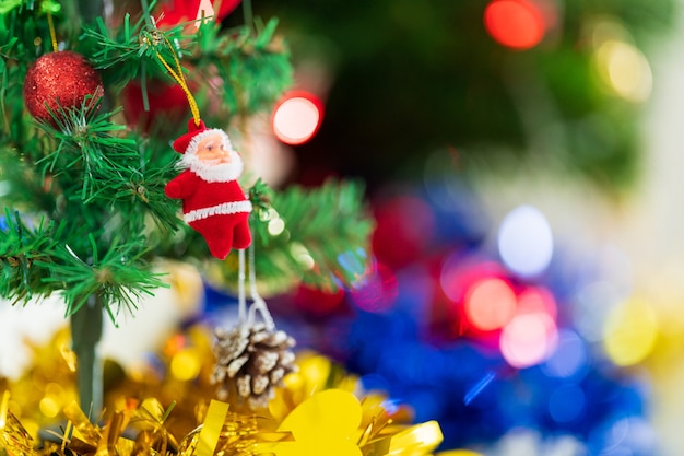 Photo decorated christmas tree with blurred bokeh light background. christmas and new year concept