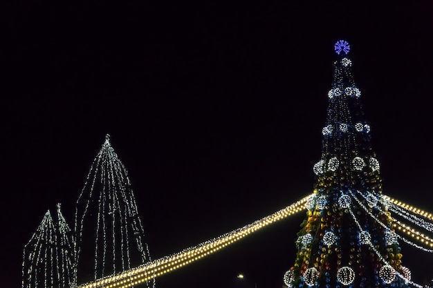 夜に色とりどりのライトで飾られたクリスマスツリー