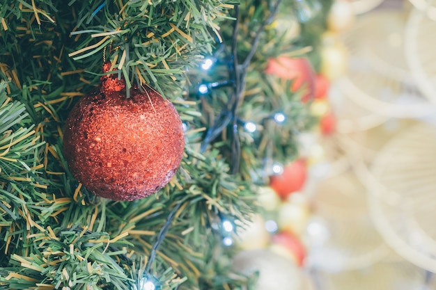 Albero di natale decorato con sfondo di vacanze di capodanno palla rossa