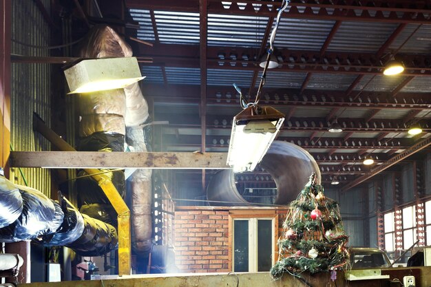 Photo decorated christmas tree in workshop