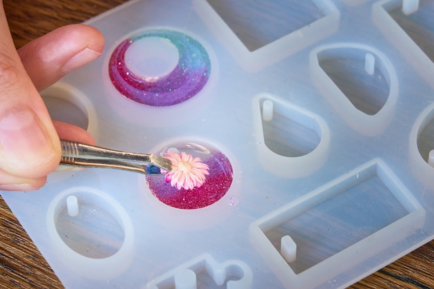 Foto resina colorata decorata con fiore secco, processo di produzione di resina accessoria