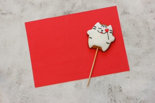 텍스트에 대 한 빨간색 시트에 쿠키를 장식. 고양이 형태의 진저 쿠키. 텍스트를 놓습니다. 개념 발렌타인 데이. 카드