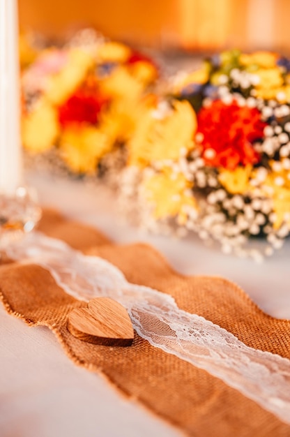 사진 결혼식을 위한 장식된 홀 결혼식 연회 손님을 위한 의자와 원탁은 칼붙이 꽃과 함께 제공됩니다