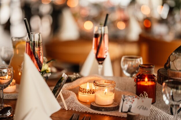 Foto sala decorata per cerimonia nuziale banchetto nuziale le sedie e la tavola rotonda per gli ospiti servite con fiori di posate