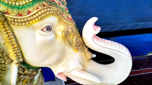 Un elefante in pietra decorato posto al cancello della casa per la decorazione in india